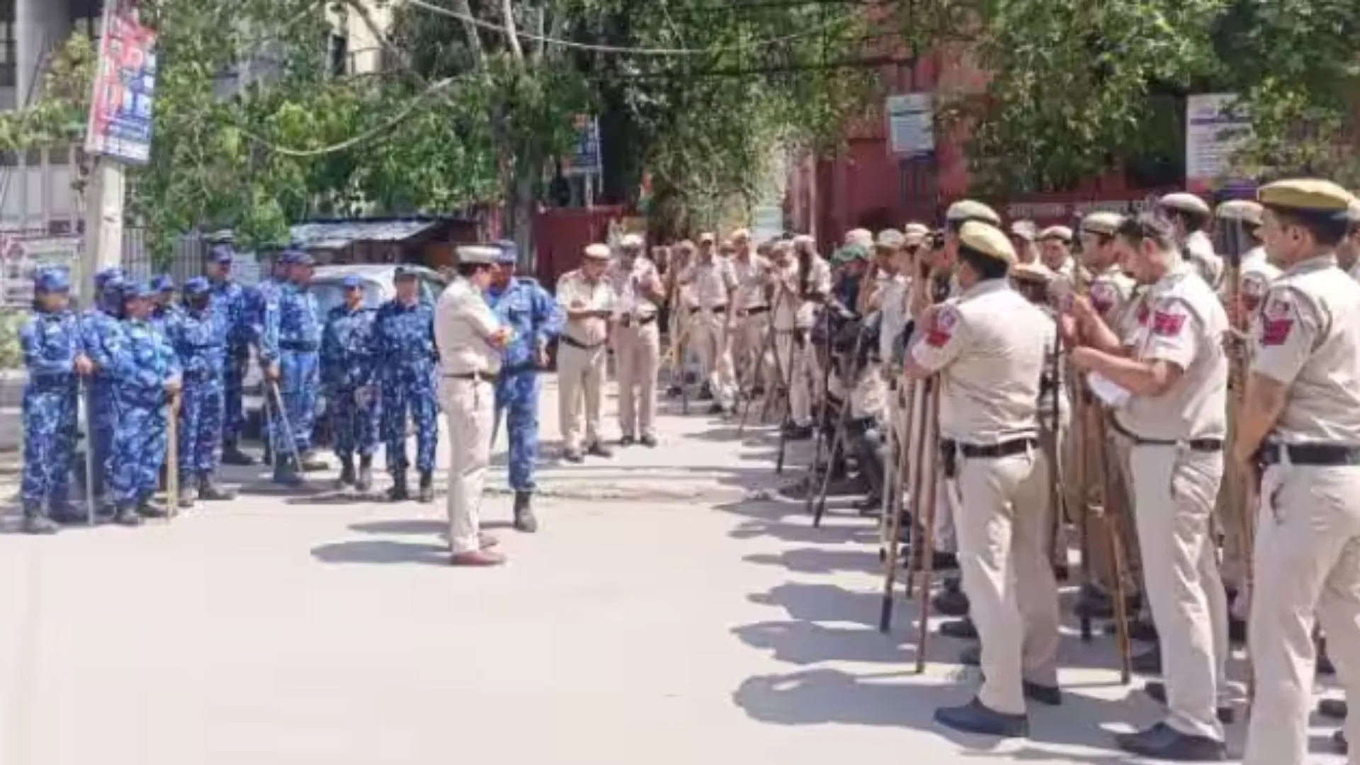 हनुमान जयंती शोभायात्रा के मद्देनजर दिल्ली के जहांगीरपुरी में कड़ा सुरक्षा बंदोबस्त 