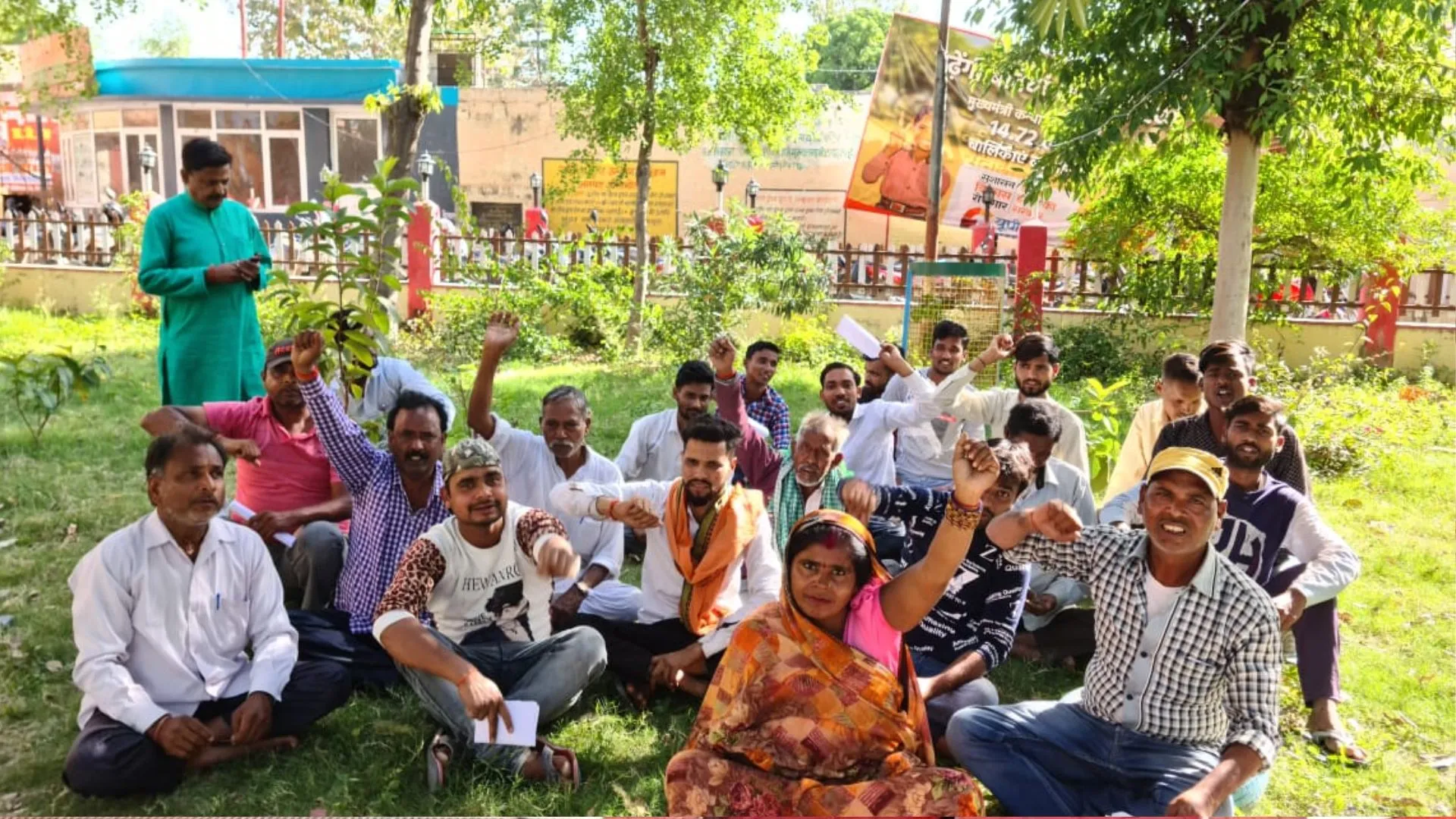 पीलीभीत: साहब, अब भू-माफिया काट ले गया बोई फसल, प्रदर्शन कर मांगा न्याय