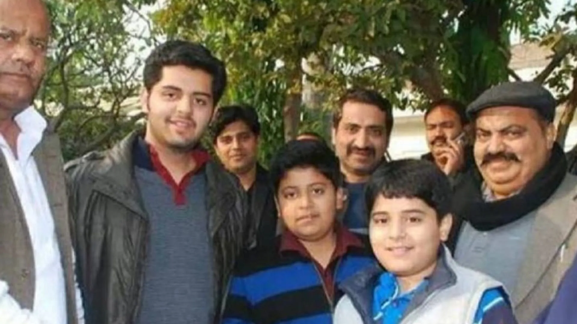 मेरठ: पूर्व मंत्री व किठौर विधायक शाहिद मंजूर के साथ फोटो में दिखे अतीक और उसके बेटे