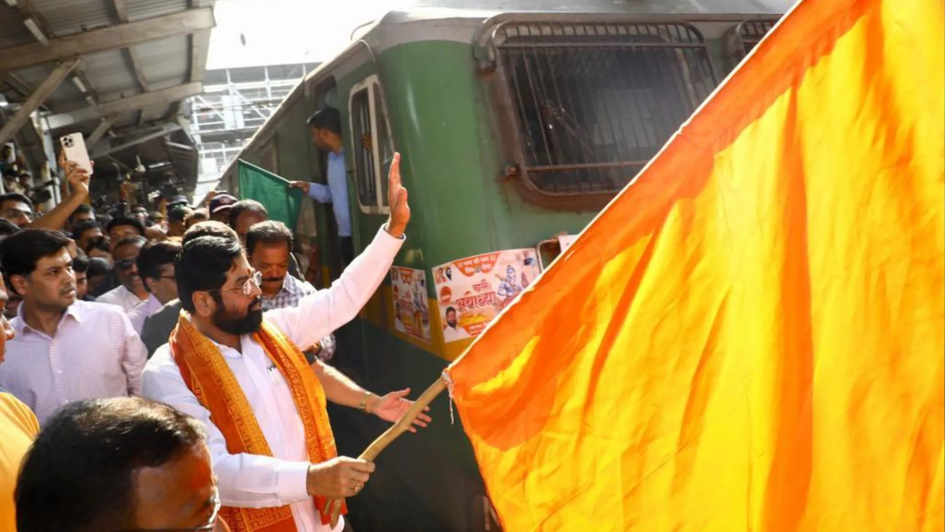 महाराष्ट्र के मुख्यमंत्री शिंदे ने अयोध्या के लिए विशेष ट्रेन को दिखाई हरी झंडी 