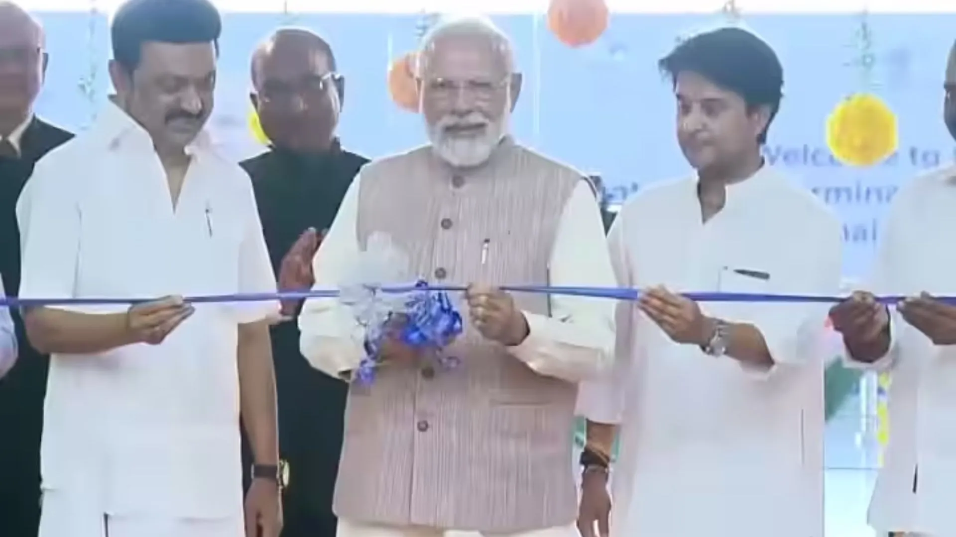 प्रधानमंत्री मोदी ने चेन्नई हवाई अड्डे के नए टर्मिनल भवन का किया उद्घाटन, रोड शो भी निकाला