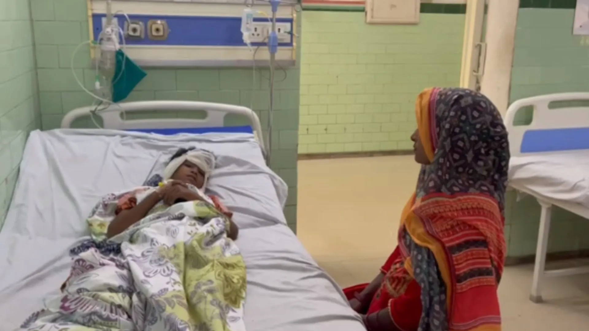 बरेली : घर के बाहर खेल रही बच्ची पर आवारा कुत्तों के झुंड ने किया हमला, अस्पताल में भर्ती 