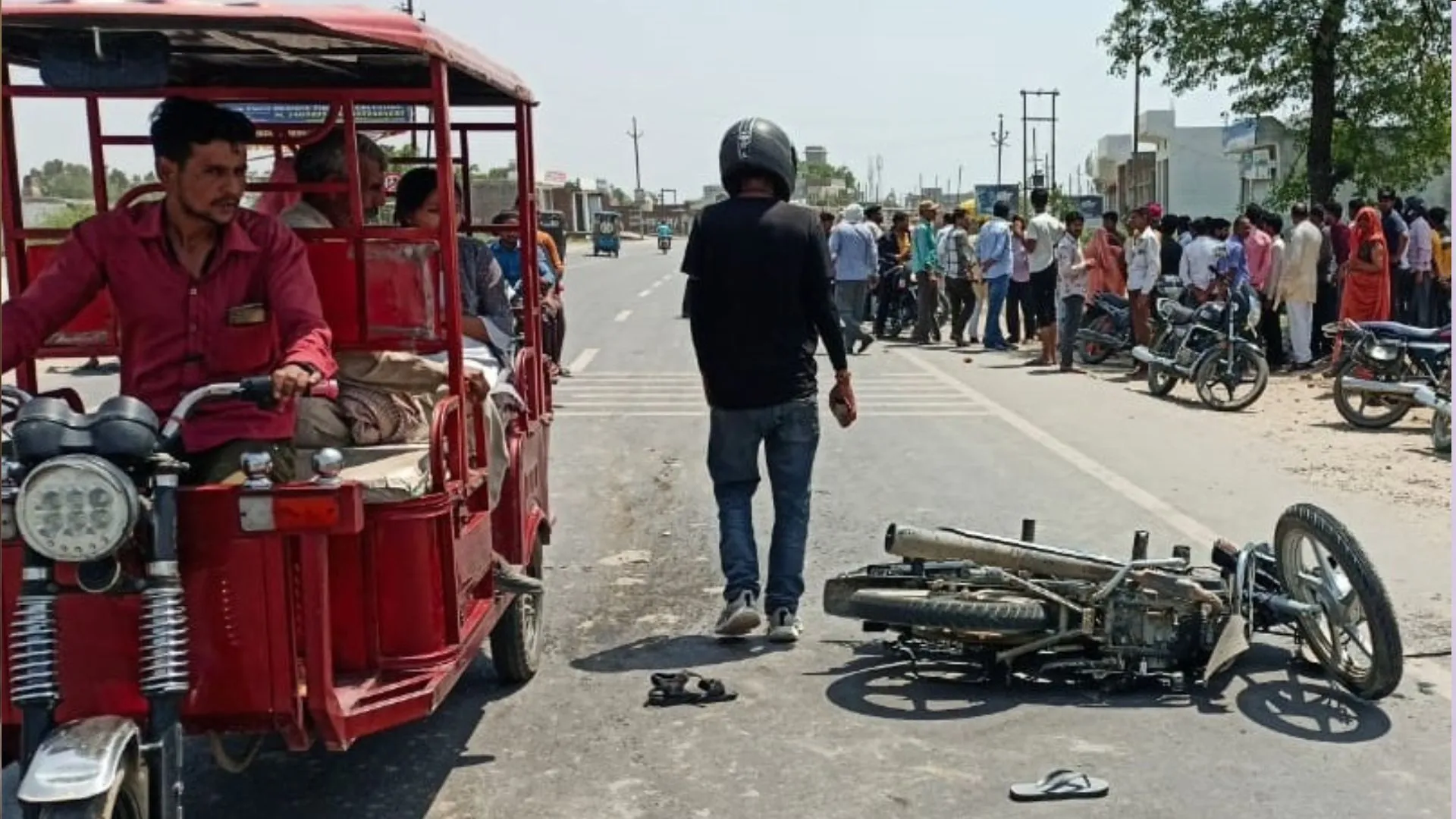 संभल: ट्रक की टक्कर से बाइक सवार युवक की मौत, दो घायल