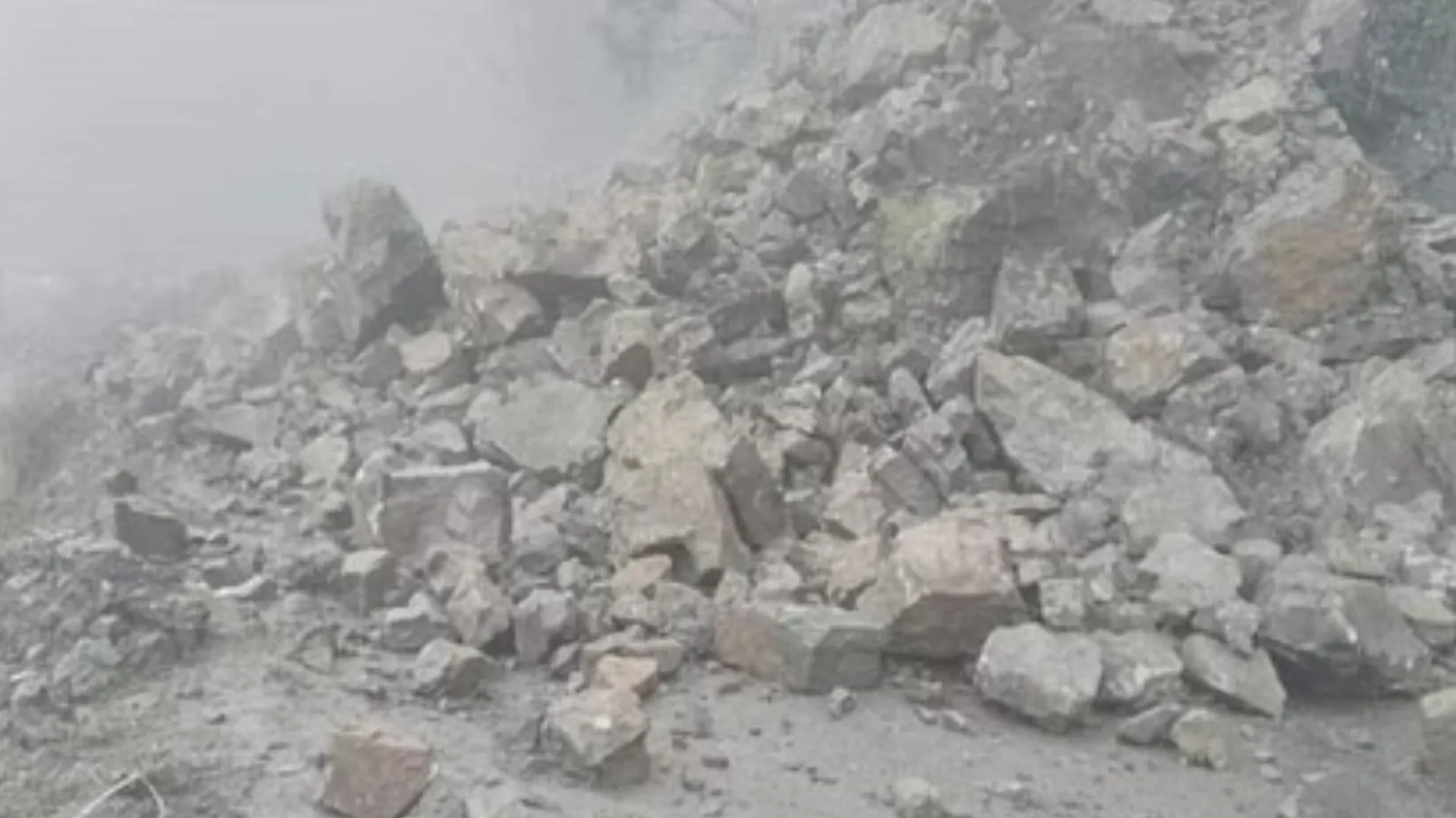 पाकिस्तान में भीषण भूस्खलन में कई ट्रक जमींदोज, बचाव कार्य जारी 