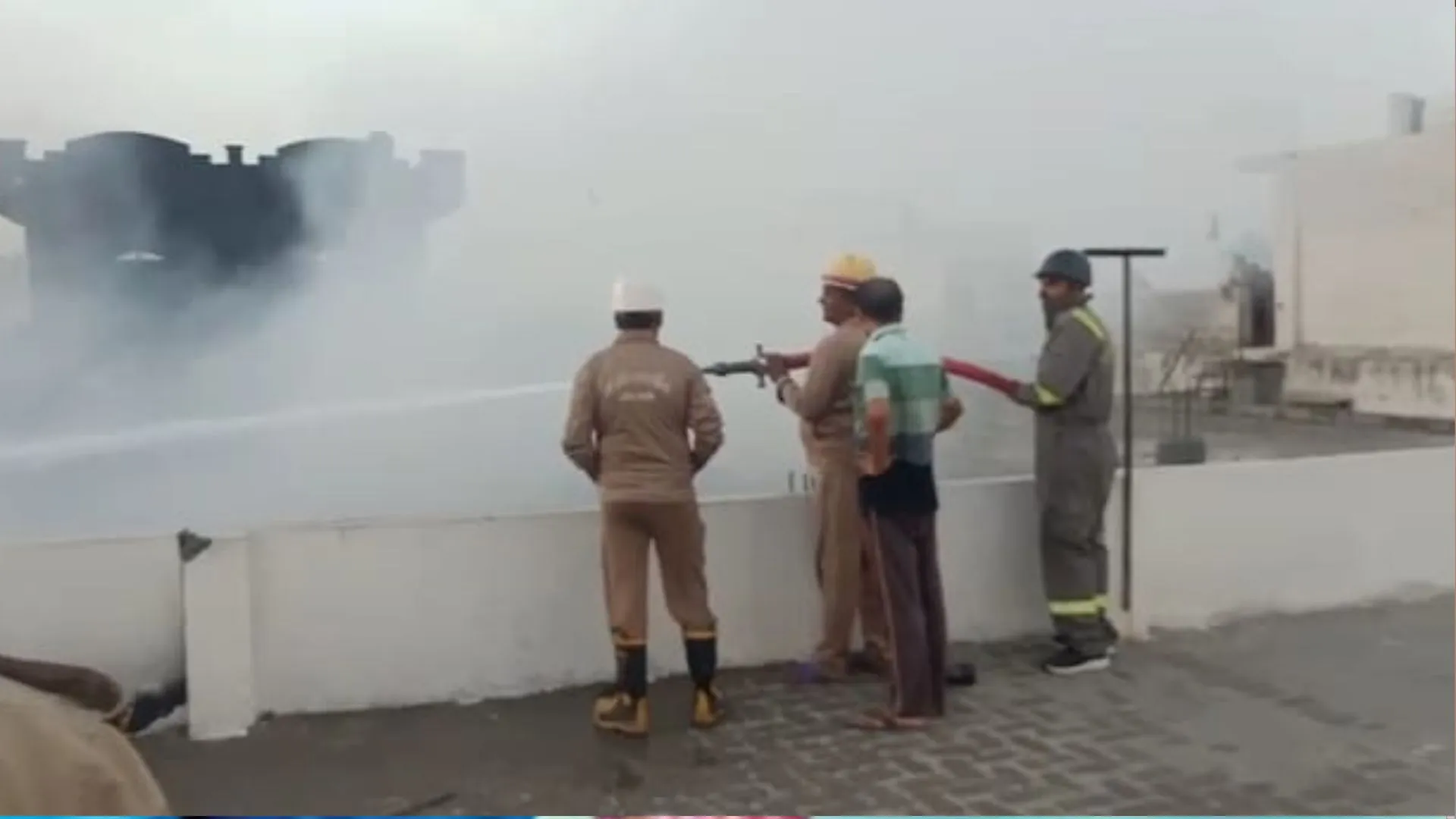 मेरठ: गोदाम में लगी आग, घंटों की मशक्कत के बाद आठ दमकल की गाड़ियों ने पाया काबू