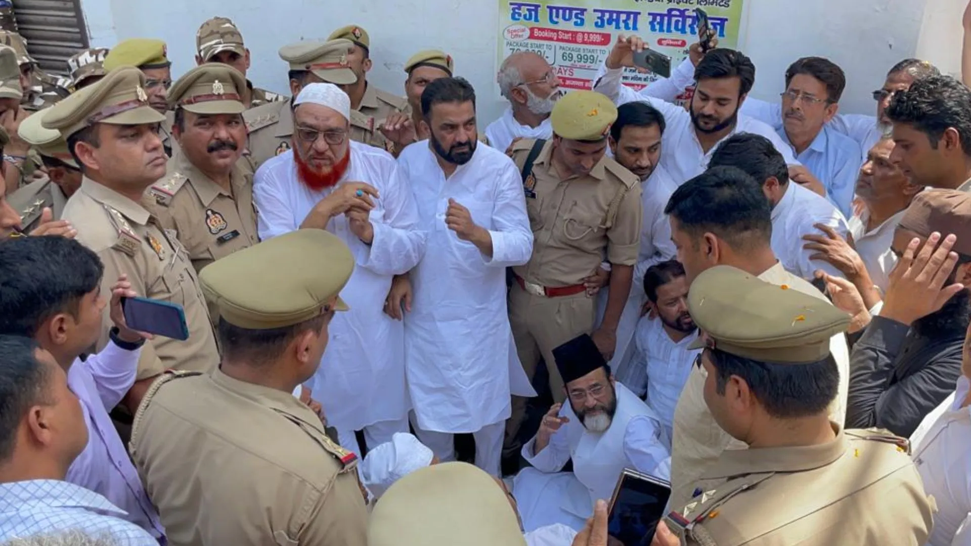 बरेली: मौलाना तौकीर रजा खान धरने पर अड़े, पदाधिकारियों की पुलिस से नोकझोंक