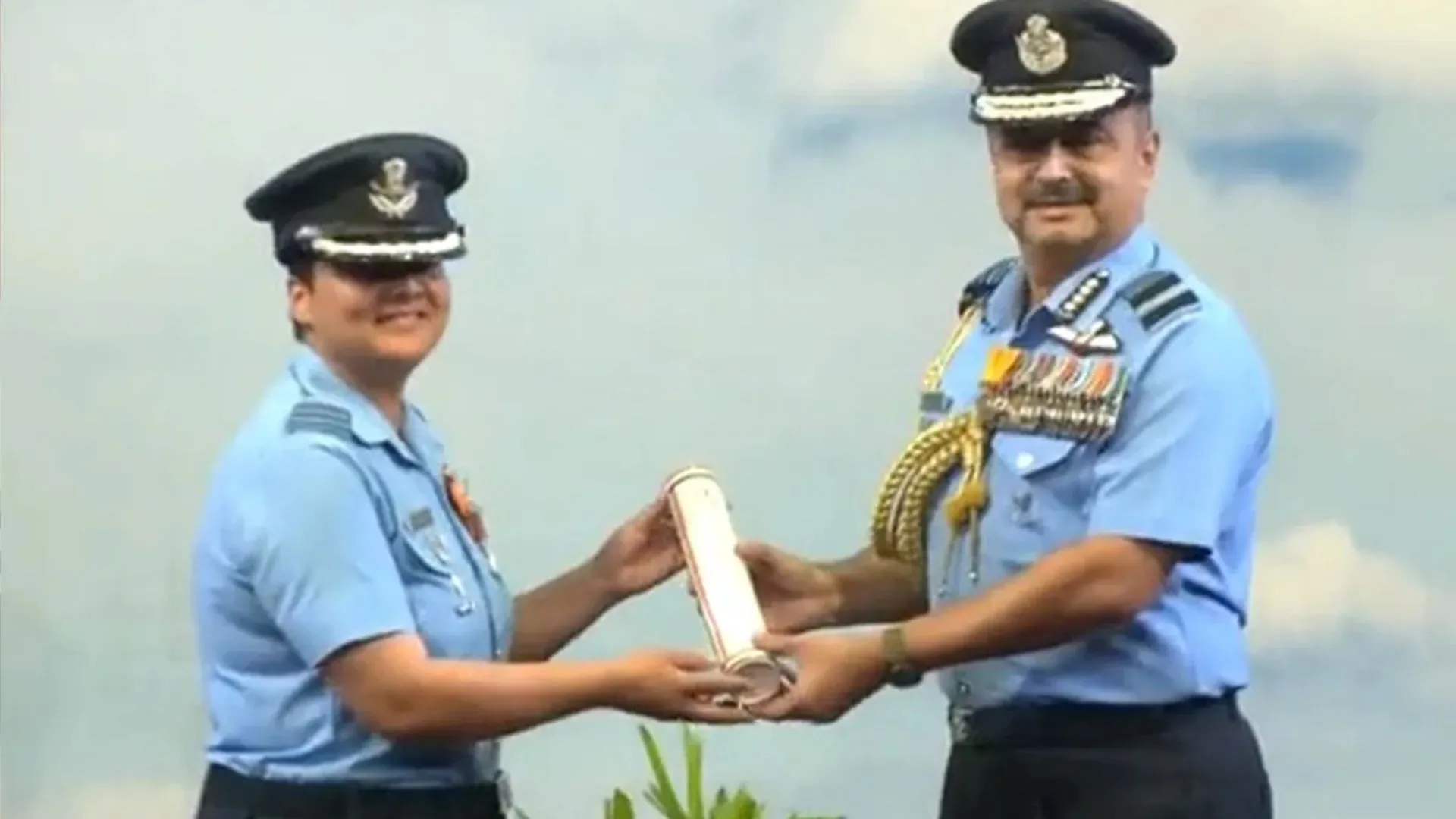 गैलेंटरी अवॉर्ड पाने वाली वायुसेना की पहली महिला अधिकारी बनीं विंग कमांडर दीपिका मिश्रा 
