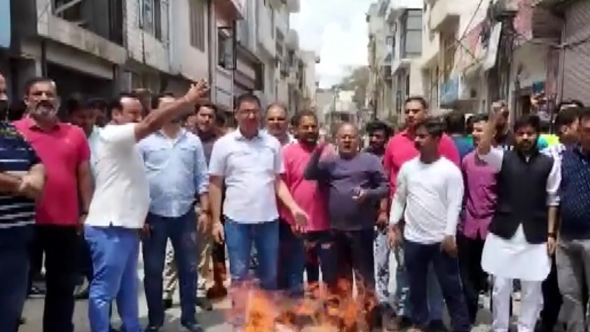 पुंछ आतंकी हमला: जम्मू में लोगों ने किया प्रदर्शन, पाक विरोधी लगाए नारे 