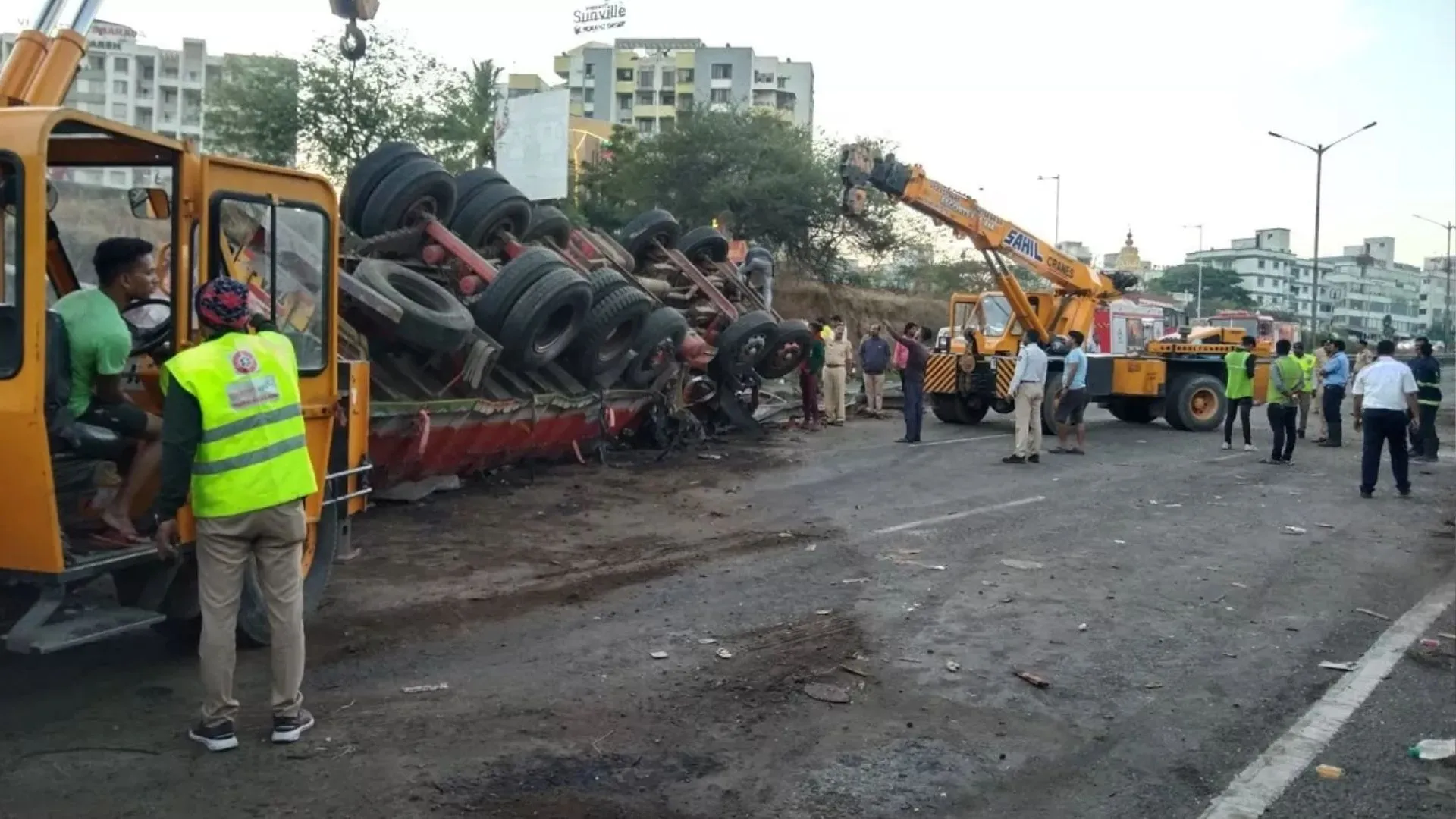 महाराष्ट्र : पुणे में ट्रक ने बस को टक्कर मारी, चार लोगों की मौत, 22 घायल 