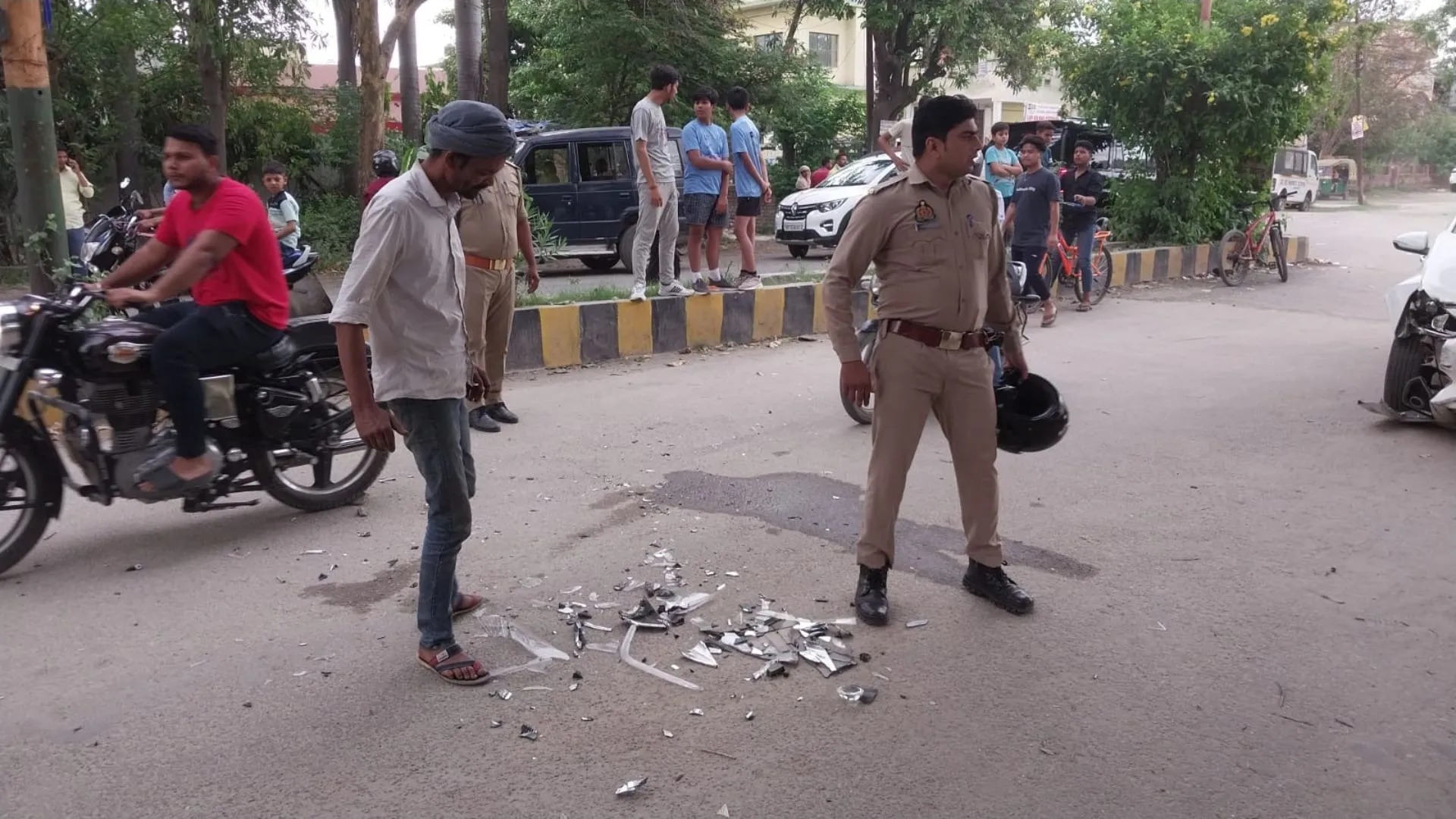 मेरठ: पूर्व विधायक के भाई की दबंगई, शिक्षक से मारपीट कर गाड़ी में तोड़फोड़ की