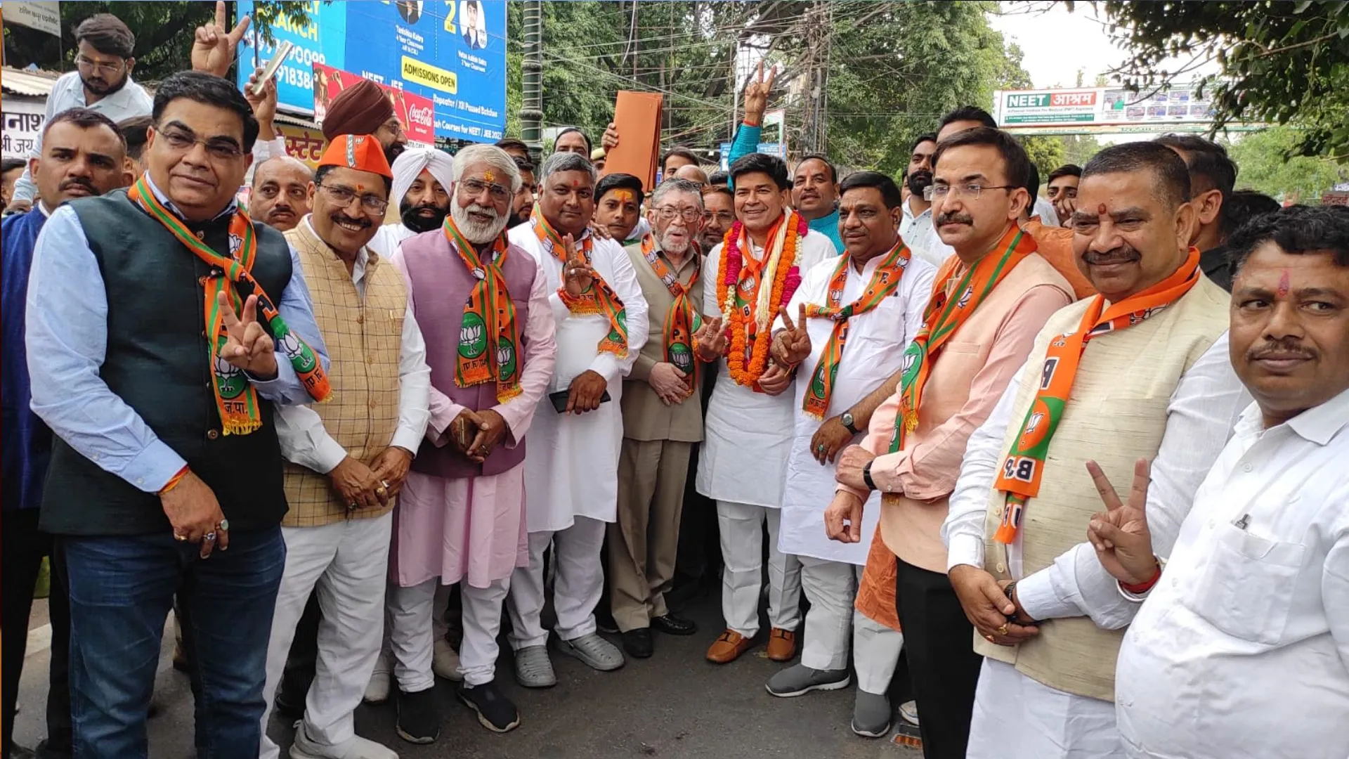 बरेली: उमेश गौतम ने नामांकन पत्र किया दाखिल, बोले- कोई नहीं फाइट में, सपा आपस में फाइट कर रही