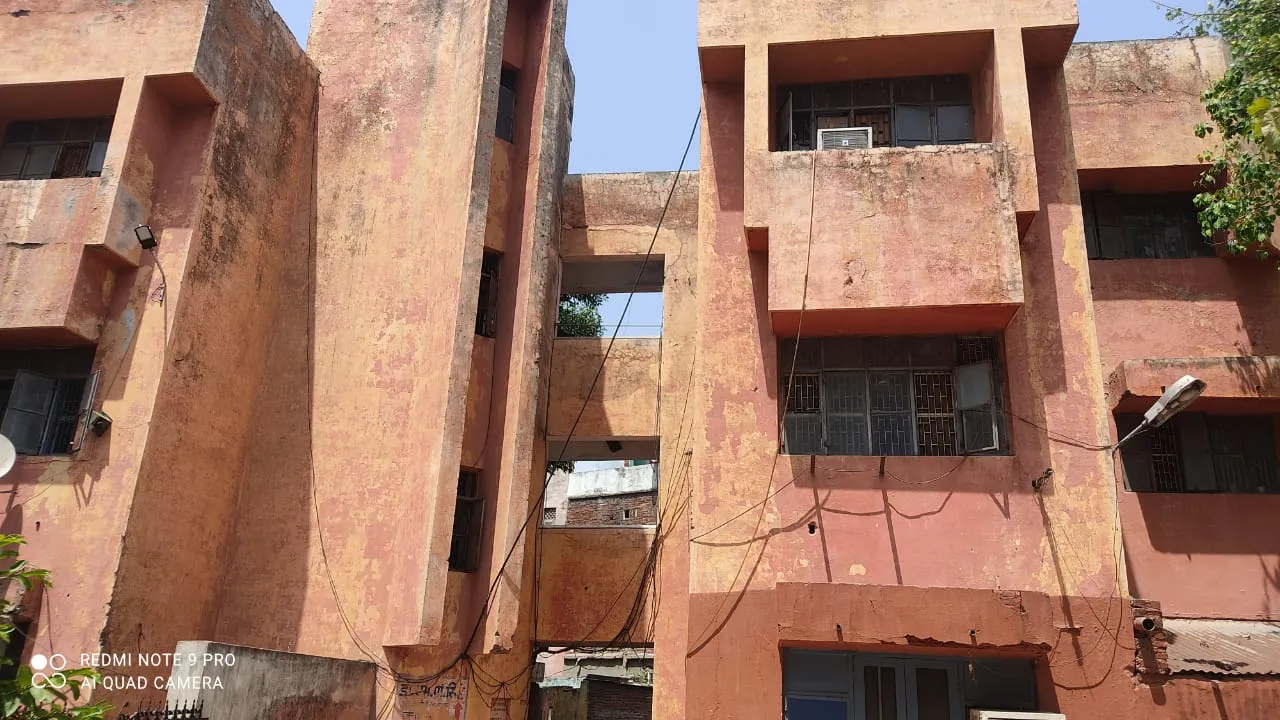 बरेली: आवास जर्जर, इस मर्ज का इलाज नहीं कर पा रहे डॉक्टर