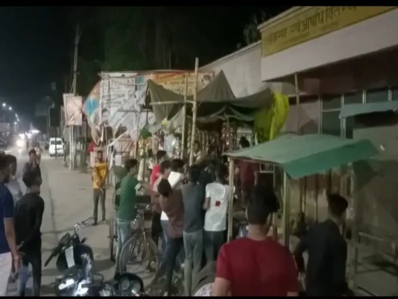 देखें Video - बहराइच जिला अस्पताल के सामने आधी रात हुई फायरिंग, दो पक्षों में बवाल के दौरान की तोड़फोड़ 