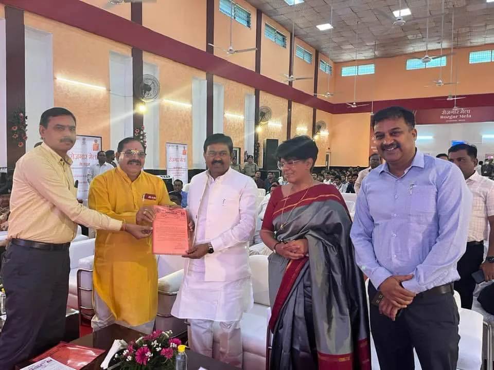 बरेली: केंद्रीय राज्यमंत्री को नरमू ने सौंपा ज्ञापन