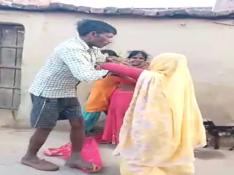 बहराइच: कूड़ा हटाने को कहा तो दबंगों ने मां-बेटी को पीटा