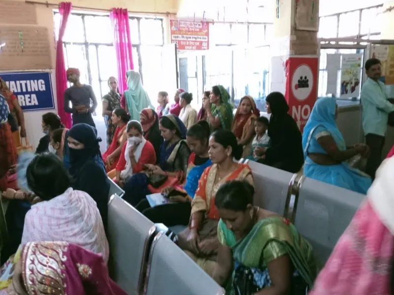 अयोध्या: सीएचसी में उड़ रहा है कोविड गाइड लाइन का माखौल, नहीं बरत रहे एहतियात