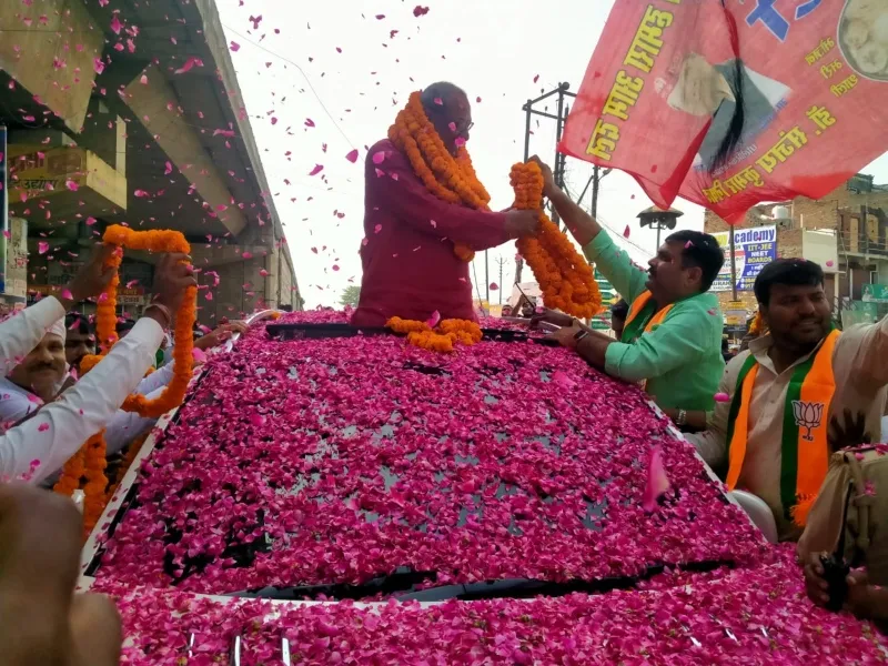 संत कबीर नगर : कैबिनेट मंत्री संजय निषाद का हुआ स्वागत, सड़क पर लगा लम्बा जाम 