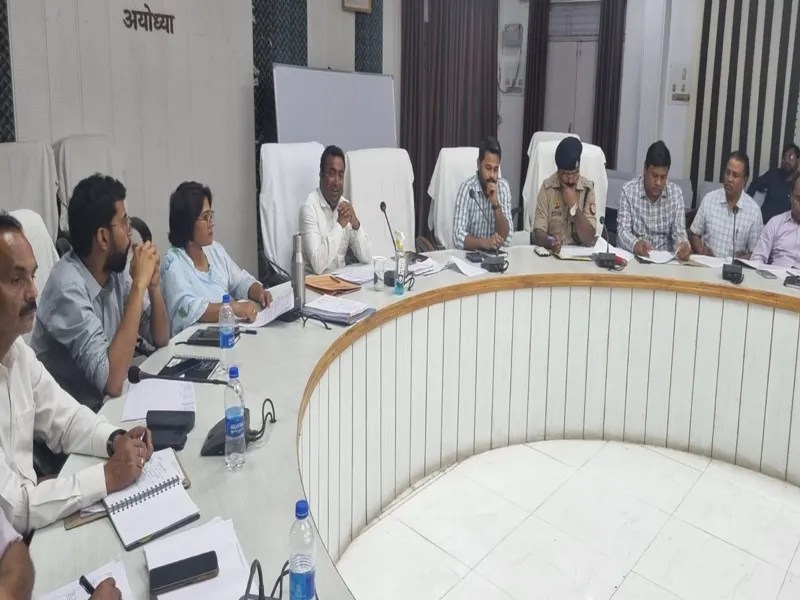 अयोध्या: बस अड्डे के बाहर खड़ी मिली बसें तो खैर नहीं, डीएम ने आरएम को दिए निर्देश 