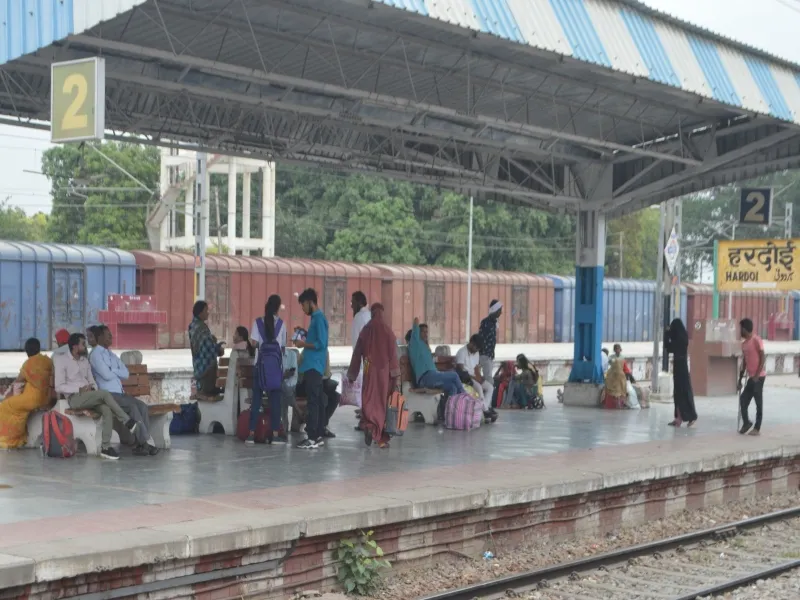 12 से 13 घंटे हरदोई स्टेशन पर ट्रेनों का इंतजार करने को यात्री मजबूर, एक हफ्ते से बुरी तरह गड़बड़ाया है संचालन