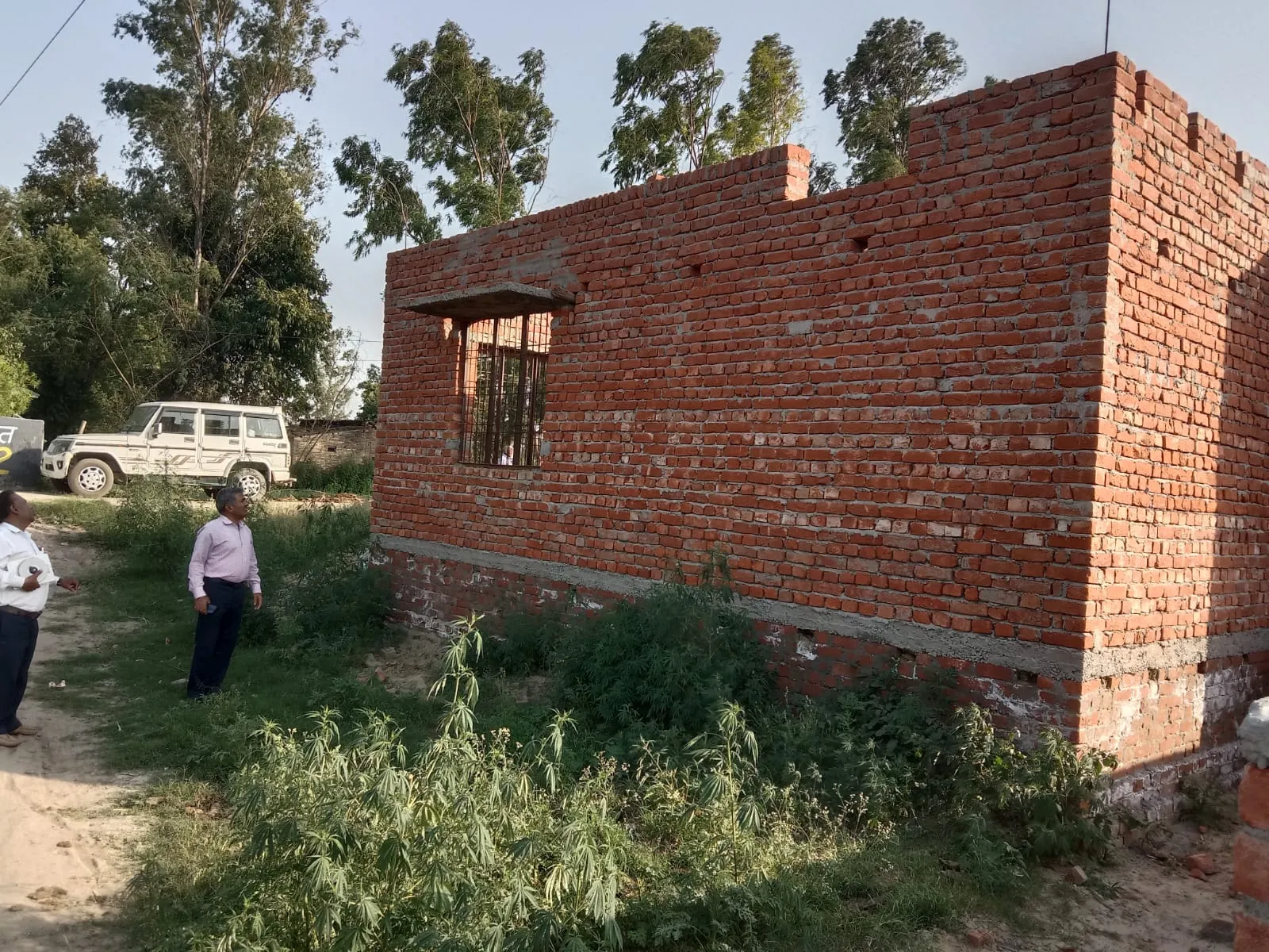 बरेली: मानक के विपरीत बन रहा पंचायत भवन, डीसी मनरेगा की जांच में उजागर हुईं खामियां तो रुकवाया निर्माण