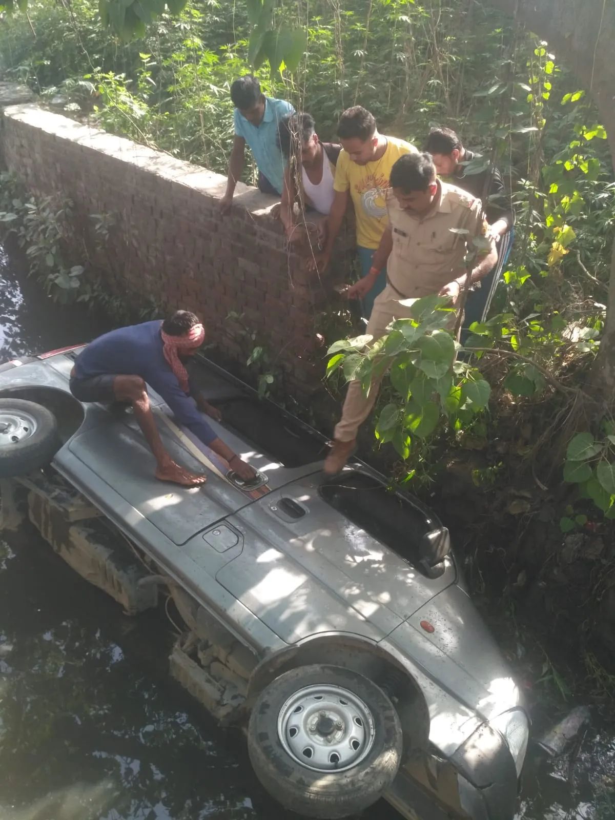 बरेली: सड़क किनारे बैठे व्यक्ति को रौंदते हुए नाले में गिरी कार, नाले में गिरे युवक के ऊपर से जा गिरी ईको