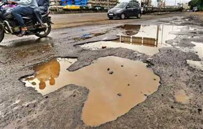 हल्द्वानी: शहर में गड्ढे वाली सड़कों से गुजरने को मजबूर हैं लोग