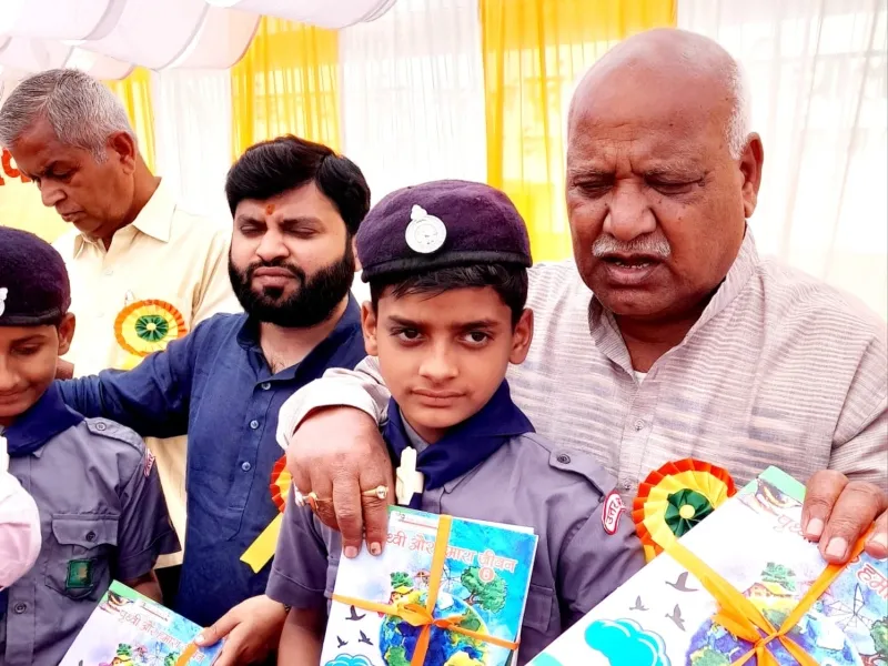 अयोध्या: सांसद ने किया स्कूल चलो अभियान का शुभारंभ, बच्चों से की मुलाकात  