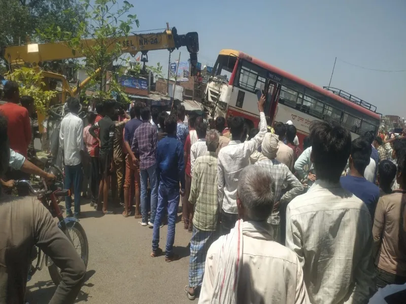 सीतापुर में बड़ा सड़क हादसा, पटरी दुकानदारों पर चढ़ी अनियंत्रित रोडवेज बस - तीन की मौत, चार घायल