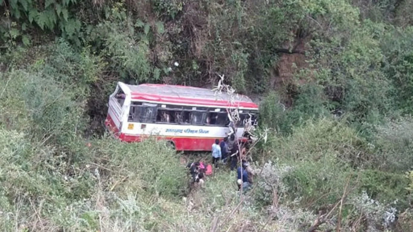 हरिद्वारः मसूरी-देहरादून हाईवे पर बड़ा हादसा, दो महिलाओं की मौत, 19 यात्री घायल