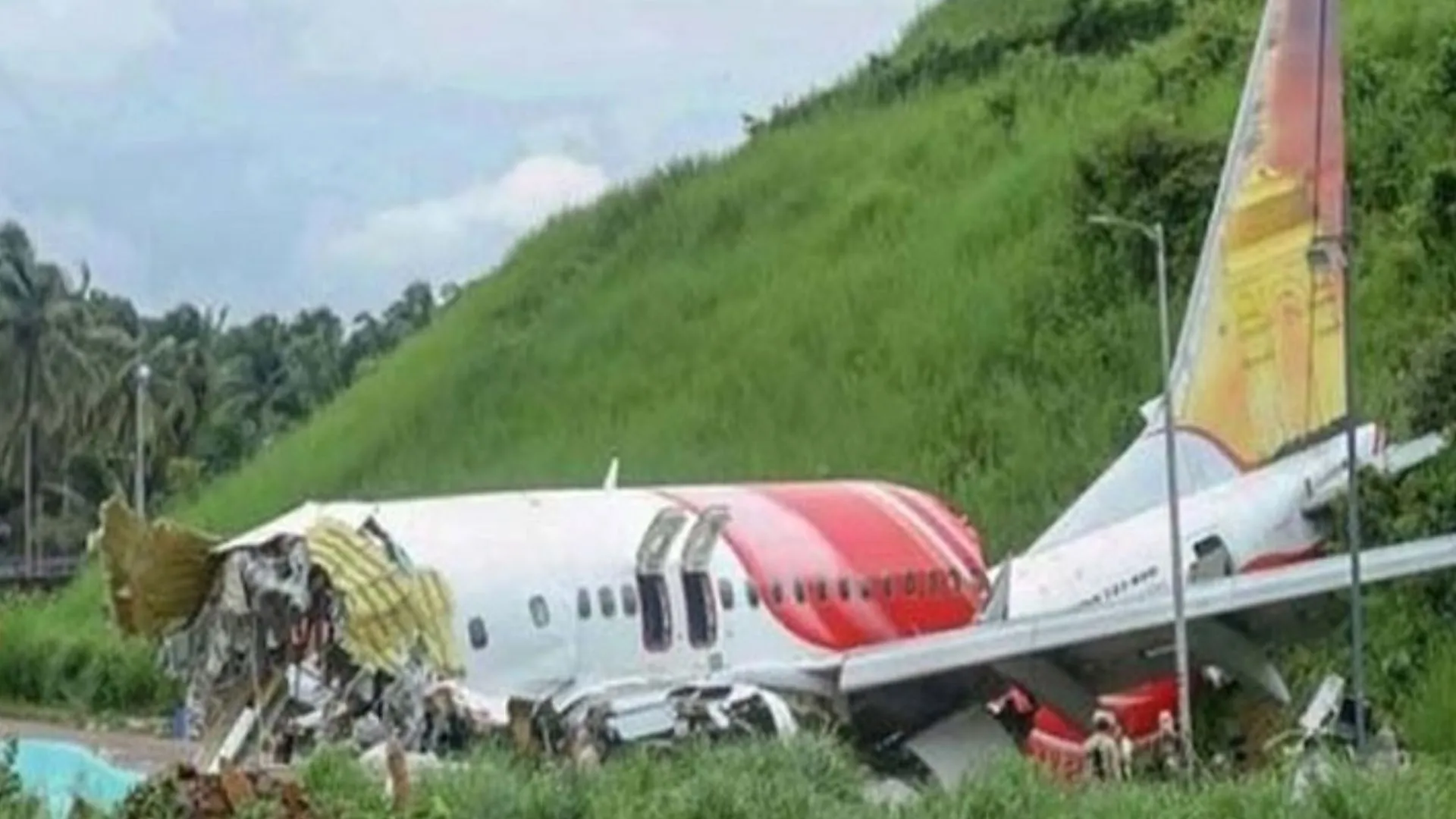 दो अप्रैल : उड़ान के दौरान विमान में हुआ सुराख, हवा के दबाव से चार यात्री गिरे, जानिए आज का इतिहास 
