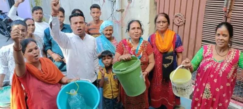 हल्द्वानी: हाथों में खाली बाल्टियां लेकर जल संस्थान के खिलाफ गरजे लोग