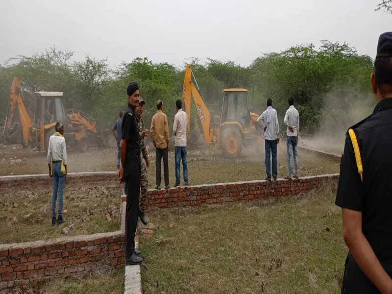 लखनऊ : नगर निगम ने 25 बीघा भूमि पर ध्वस्त की प्लाटिंग, 15 करोड़ रूपए आंकी जा रही कीमत