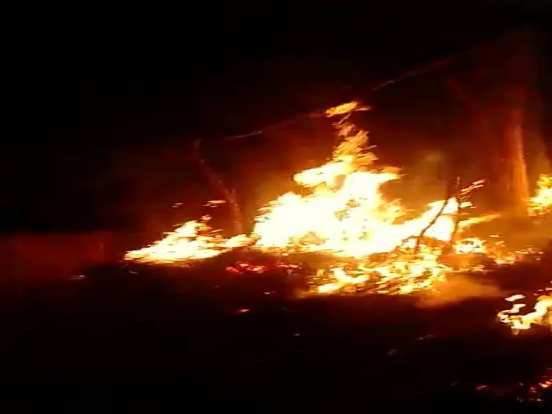 बहराइच: जमीनी विवाद में महिला को पीटा, मकान में लगाई आग- देखें video