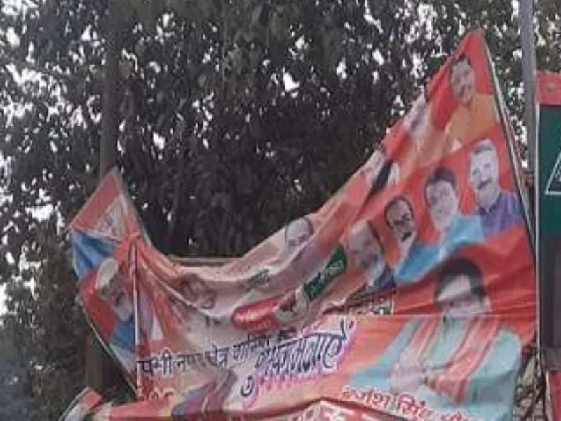 बलिया: अधिकारियों ने उतरवाई चुनाव प्रचार सामग्री