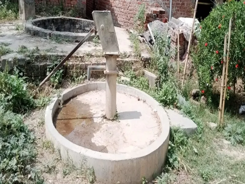 अयोध्या: कहीं खराब पड़े तो कहीं दूषित पानी उगल रहे हैं इंडिया मार्का हैंडपंप 