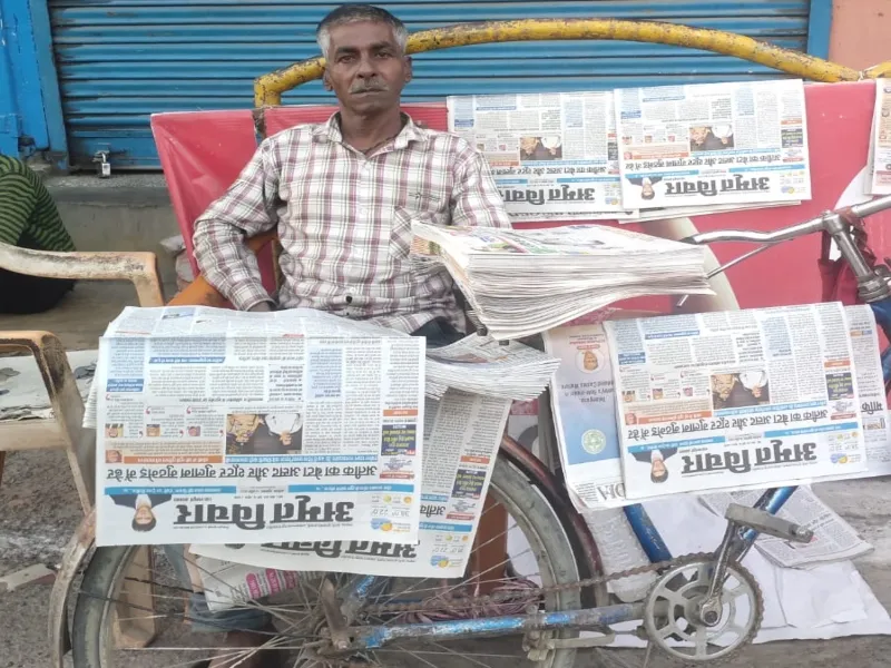 अयोध्या: सुबह की चाय छूट जाए पर पाठकों तक टाइम से पहुंचाते हैं अखबार 