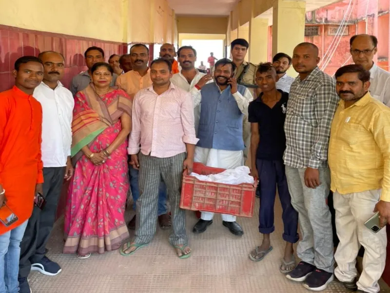 रायबरेली: भाजपा ने मनाई ज्योतिबा राव फुले की जयंती , मरीजों को बांटे फल 