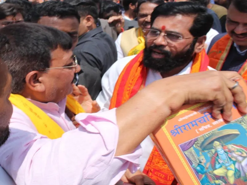 अयोध्या: महाराष्ट्र के सीएम शिंदे को भेंट किये धार्मिक ग्रंथ, उठाई यह बड़ी मांग 