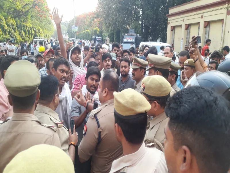 वाराणसी: बीएचयू में धरने पर बैठे छात्र, पुलिस कार्रवाई का किया विरोध 