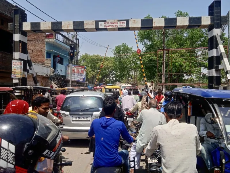 अयोध्या :रेलवे क्रासिंग पर रोज लगता है जाम, लोग परेशान 