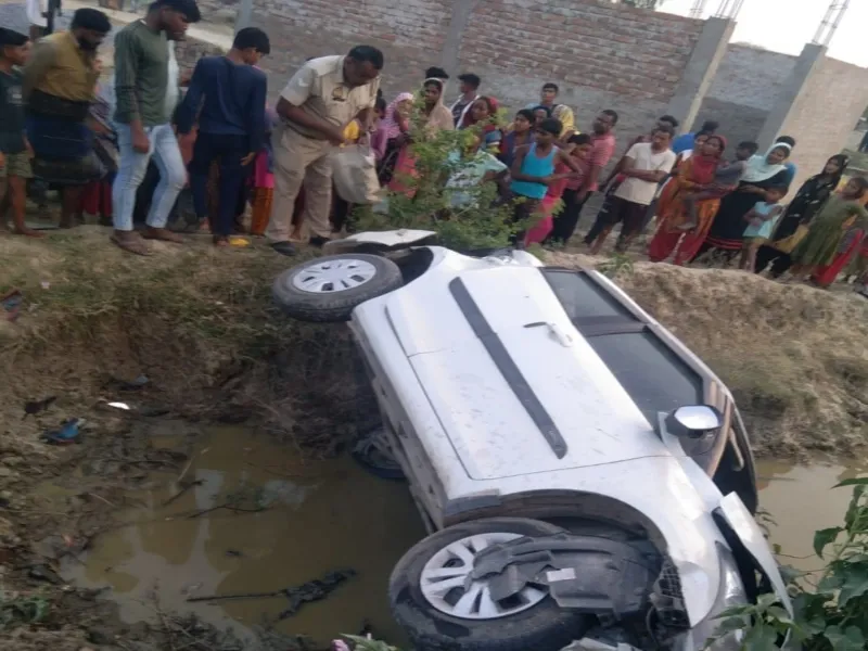 फतेहपुर: अनियंत्रित कार खंती में गिरी महिला की मौत, दो गंभीर