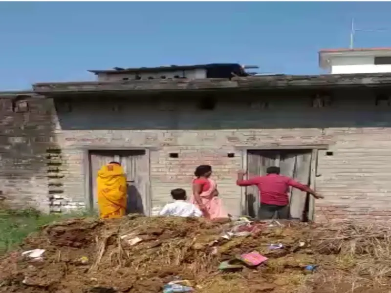 देखिये Viral Video : बहराइच में मकान का दरवाजा तोड़ सामान ले गए दबंग
