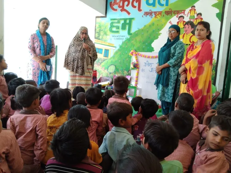 हरदोई में बच्चों ने की अपील - परिषदीय स्कूल में पढ़ाओ, फिजूलखर्ची बचाओ