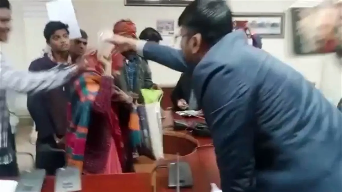 मध्यप्रदेश: जनसुनवाई में आयी महिला ने किया पेट्रोल डालकर आत्महत्या का प्रयास