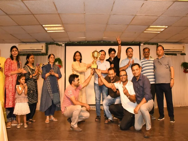 लखनऊ: दिलकश टाइगर्स टीम के मेंटर डीआरएम को प्रदान की ओवरऑल चैंपियनशिप ट्रॉफी