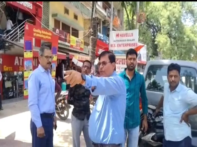 युवक ने इशारा कर बताया- आपकी कार से गिर रहा है तेल, मौका पाकर उड़ा दिया रुपयों से भरा बैग 