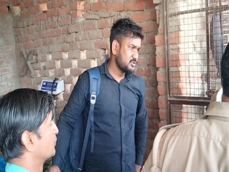 वाराणसी में बैंक मित्र के बैग से दिन दहाड़े उड़ाए डेढ़ लाख रुपये, CCTV फुटेज देख जांच में जुटी पुलिस 