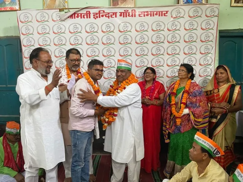 बांदा में पूर्व चेयरमैन दम्पति ने छोड़ी साइकिल की सवारी, थामा कांग्रेस का हाथ