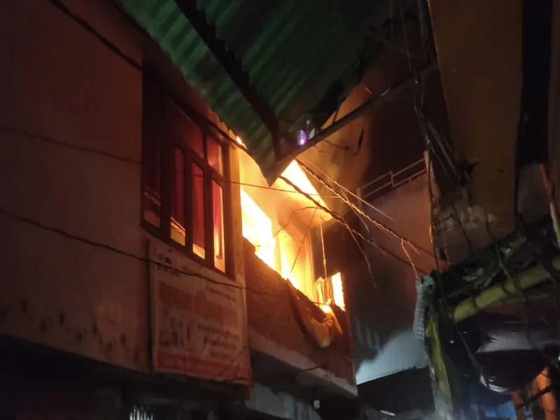 बहराइच: खाना बनाते समय गैस सिलेंडर का पाइप फटने से मकान में लगी आग