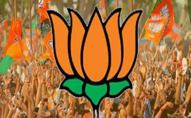 कालाढूंगी: निकाय चुनाव से पूर्व दर्जनों ने कांग्रेस छोड़कर थामा भाजपा का दामन